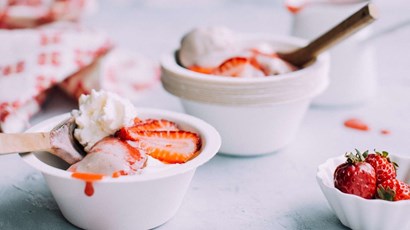 Eton mess frozen yoghurt 